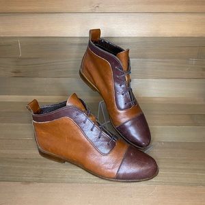 Vintage White Mountain by Connors Two Tone Leather Ankle boots - Womans size 6.5
